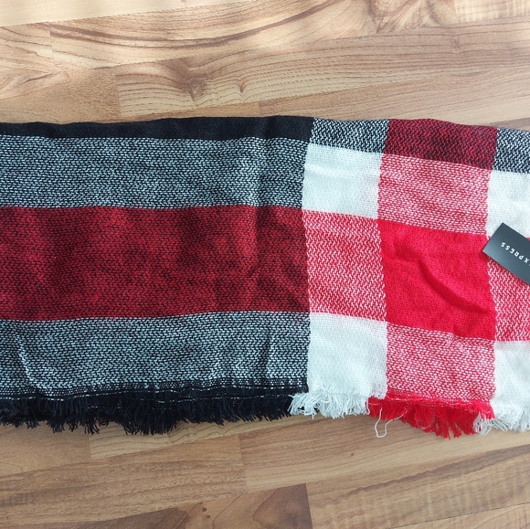 Scarves/Shawl - Picture 2 of 4